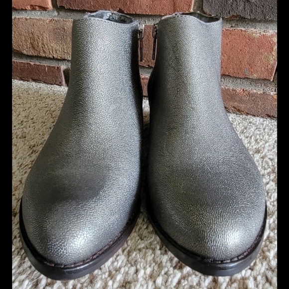 Brand New Women's Size 7 Vince Camuto Silver Metallic Leather Ankle Boots - Picture 5 of 8